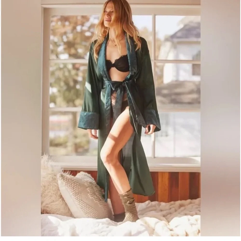 ANTHROPOLOGIE Sleek Floral Sequin & Embroidered Robe in Emerald Green Size S / M - Picture 2 of 8